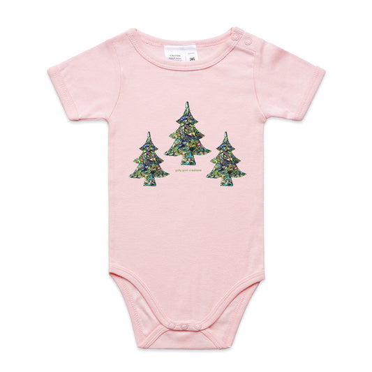 A paua christmas trees babygrow from Golly Gosh Creations.  This organic cotton garment comes in sizes 0 - 24 months. Colour pink. Crafted from sparkling paua shells.