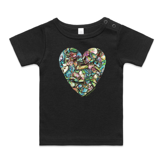 A paua heart wee tee from Golly Gosh Creations. This organic cotton garment comes in sizes 0 - 24 months. Colour black. Crafted from shimmering paua shells.